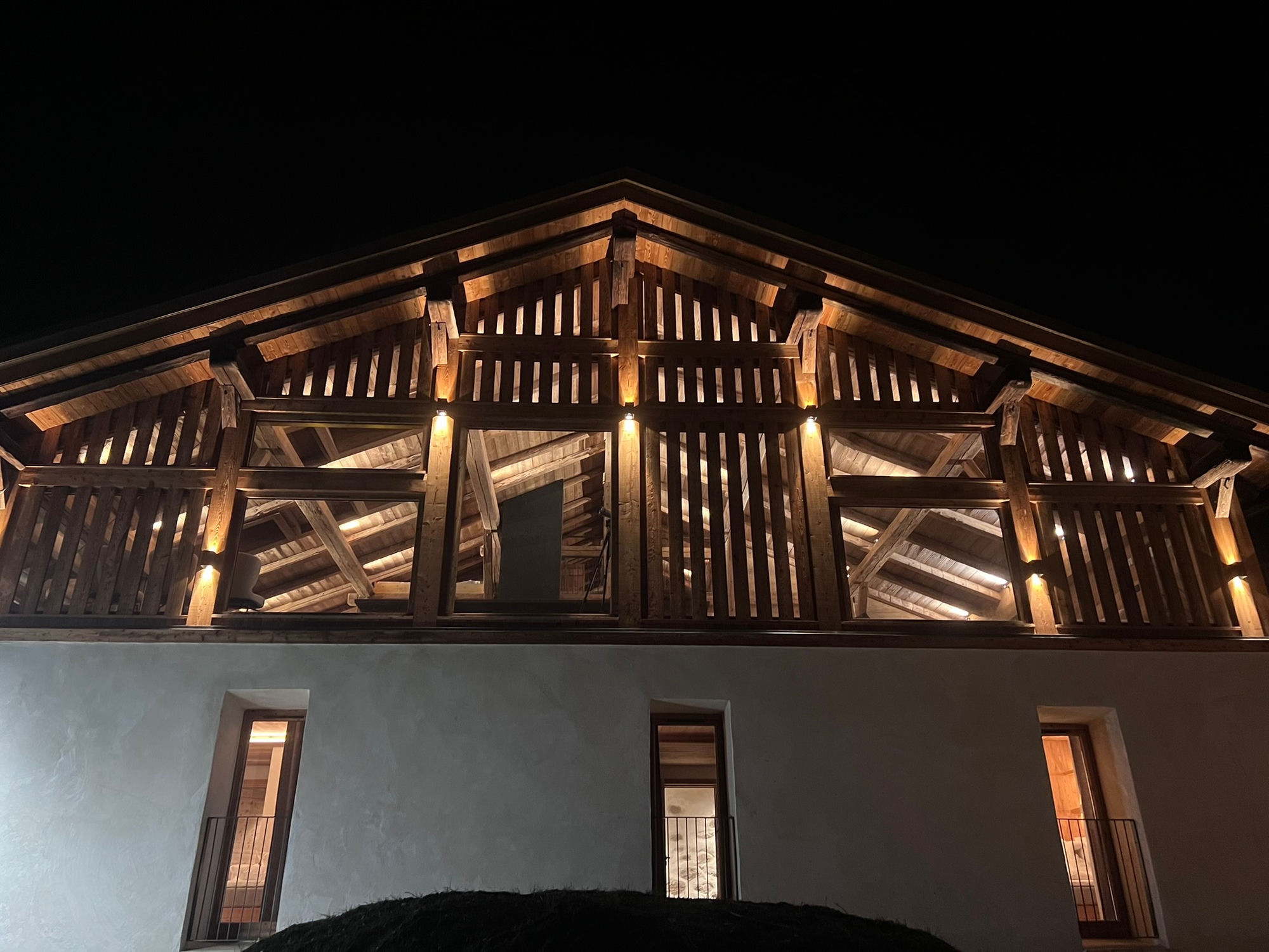 Chalet Dojo Alpina at night
